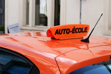 Arabanın çatısındaki direksiyon paneli Fransızca otomatik ekol metni