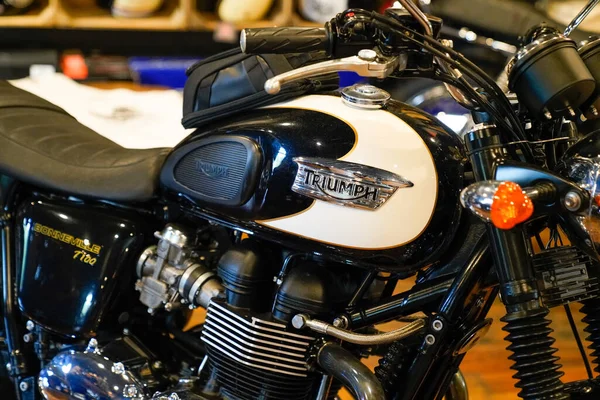 法国阿基坦波尔多 2020年10月1日 白色黑色油罐Bonneville摩托车上的胜利标志和文字符号 — 图库照片