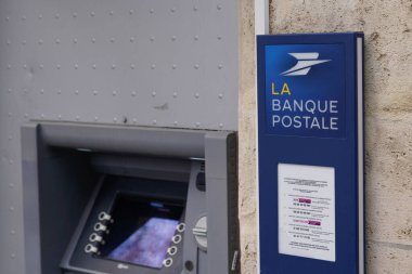 Bordeaux, Aquitaine / Fransa - 10 10 10 2020: La Banque Postale tabelasına giriş ofisi Fransız Bankası posta levhası