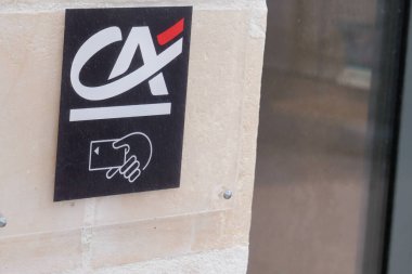 Bordeaux, Aquitaine / Fransa - 10 10 10 2020: ca Credit agricole logosu ve Fransız bankasının ön cephesindeki ATM tabelası