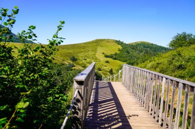 Auvergne Fransız bölgesindeki Pariou 'daki Puy de Dome volkan dağına köprü erişimi