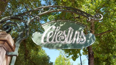 Vichy, Auvergne / Fransa - 09: 20 2020: Celestins metin işareti ve Fransa Vichy şehrinde tedavi için karbonatlı maden suyunun klasik logosu