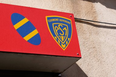 Clermont-Ferrand, Auvergne / Fransa - 10 10 10 10 2020: ASM Derneği Sportif Montferrandaise Clermont Auvergne Rugby logosu ve duvar butiği