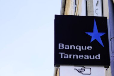 Bordeaux, Aquitaine / Fransa - 10 10 10 2020: Bankanın tarneaud yazı ve logo yıldızı Fransız banka acentesinin önünde