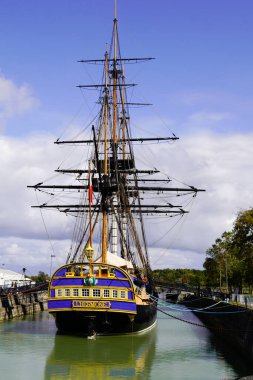 Rochefort, Aquitaine / Fransa - 10 01 2020: Hermione antik firkateyninin tarihi gemisi