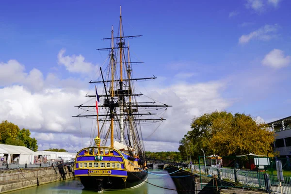 Rochefort, Aquitaine / Fransa - 10 01 2020: Hermione Lafayette eski ahşap firkateyn teknesi Rochefort rıhtımında antik yeni gemi
