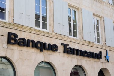Bordeaux, Aquitaine / Fransa - 10 10 10 2020: Bankanın tarneaud yazı ve logo yıldızı mavi banka ajansı