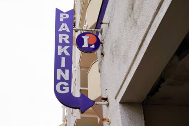Bordeaux, Aquitaine / France - 10 10 10 2020: E.Leclerc park yeri tabelası logolu Fransız hipermarket lekteri dükkânı