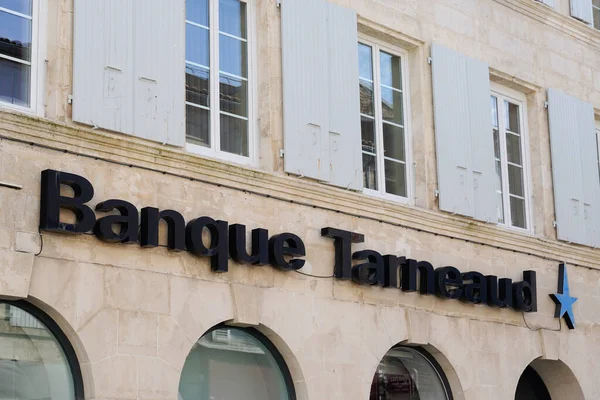 Bordeaux, Aquitaine / Fransa - 10 10 10 2020: Bankanın tarneaud yazı ve logo yıldızı mavi banka ajansı