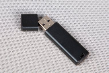 USB flash bellek beyaz arkaplan üzerindeki kapak bellek çubuğunu aç