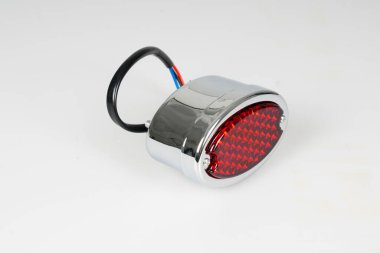 Klasik motosikletin klasik retro krom ve kırmızı motosiklet arka küçük fren lambası.