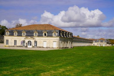 Rochefort, Aquitaine / France - 10 10 10 2020: Rochefort Corderie Royale King Halat Fabrikasının prestijli mimarisi