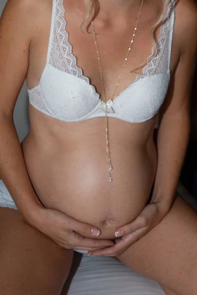 Hermosa Mujer Embarazada Abrazando Barriga Casa Del Dormitorio — Foto de Stock