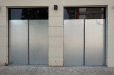 Kapalı kapılar ardında terk edilmiş ofis binalarının gümüşü iflas çöküşü konsepti