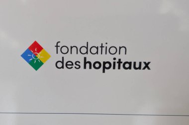 Bordeaux, Fransa - 09 05 2025: Hopitaux logosu ve hastane yardım vakfının hasta bakıcılarının günlük yaşamlarını iyileştirmek ve yardım amaçlı metin imzası