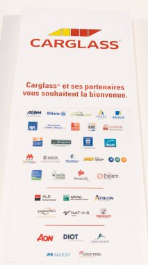 Bordeaux, Fransa - 09 18 2025: Carglass tabelasının üzerinde ortak araç sigortası markalarının logosu olan metin markası