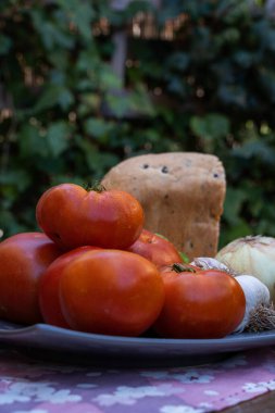 Domatesli masa, sarımsak, zeytin, soğan ve ekmek.