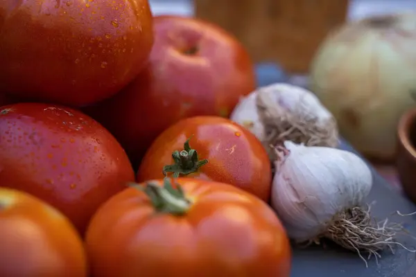 Mesa Com Tomate Alho Azeitonas Cebola Pão — Fotografia de Stock