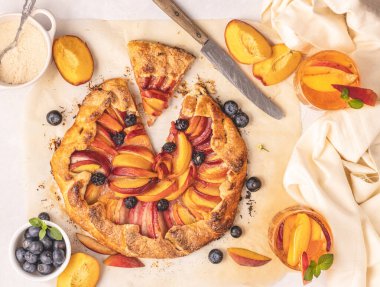 Parşömen kağıdına yerleştirilmiş yaban mersinli nefis şeftali galeti. Üst görünüm düzlüğü.