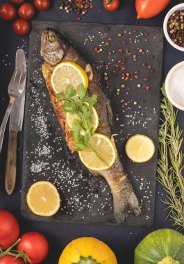 Koyu arkaplanda ızgara zeytinyağı, maydanoz, biber, tuz ve limon. Sağlıklı Akdeniz yemekleri ve diyet konsepti, üst görünüm.