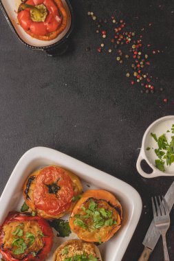 Patates, havuç, sarımsak, soğan ve maydanozla doldurulmuş renkli biber. Sağlıklı yemek ve diyet konsepti, üst görüş. Hazır ve nazır..