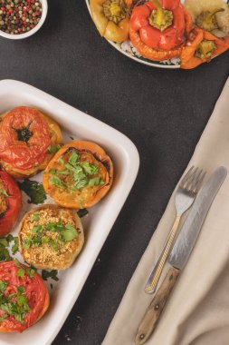 Patates, havuç, sarımsak, soğan ve maydanozla doldurulmuş renkli biber. Sağlıklı Akdeniz yemekleri ve diyet konsepti, üst görünüm, düz yatış.