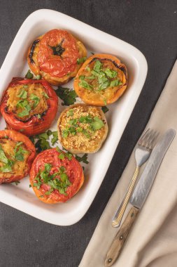 Patates, havuç, sarımsak, soğan ve maydanozla doldurulmuş renkli biber. Sağlıklı Akdeniz yemekleri ve diyet konsepti, üst görünüm, düz yatış.