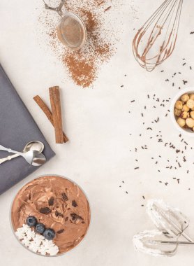 Beyaz fındıklı çikolatalı mus tatlısı, koyu çikolata, yabanmersini, üst manzara, düz yatak. Hazır ve nazır..