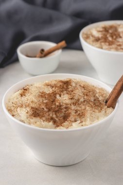 Tarçınlı tatlı artışı pudingi ve kâselerde kuru üzüm, yakın görüş. Hazır ve nazır..