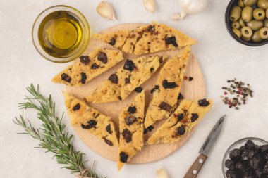 Zeytinli Focaccia ekmeği, sarımsak, kekik ve zeytinyağı, üst manzara, düz uzanma.