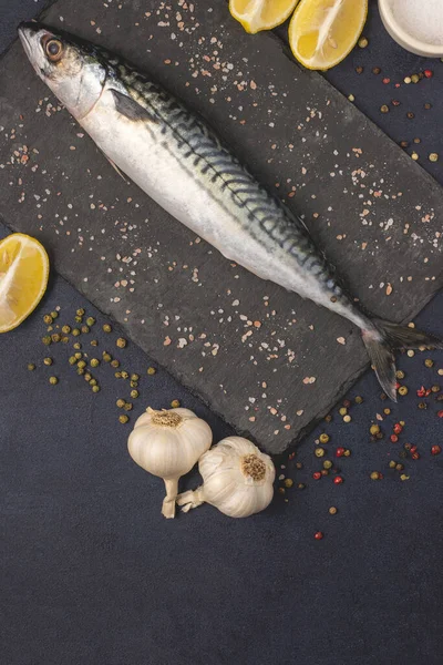 Fresh Raw Fish Mackerels Salt Garlic Pepper Lemon Healthy Mediterranean — Stock Photo, Image