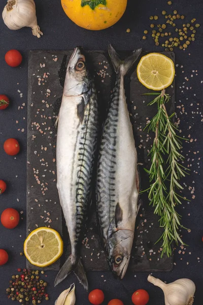 Fresh Raw Fish Mackerels Salt Garlic Pepper Lemon Healthy Mediterranean — Stock Photo, Image
