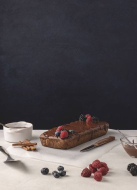 Reçelli ev yapımı tarçınlı kek ve siyah çikolata. Lezzetli pasta, lezzetli pasta..