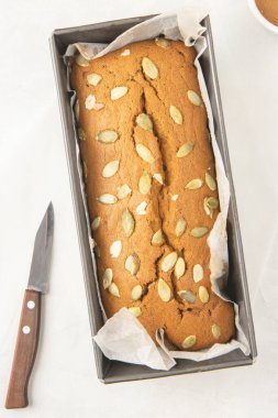 Balkabağı püresi, tarçın, hindistan cevizi ve tohumlu taze ev yapımı balkabağı ekmeği..