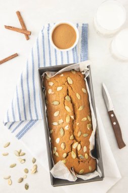 Balkabağı püresi, tarçın, hindistan cevizi ve tohumlu taze ev yapımı balkabağı ekmeği..