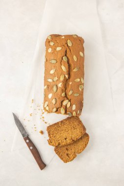 Beyaz arka plana yerleştirilmiş balkabağı dilimleri, başınızın üstünde fotoğraflanmış. Metin için boşluk.