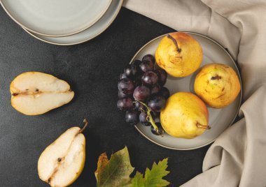 Taze organik sonbahar meyvesi. Üzüm ve armut. Üst manzara, düz uzanma.