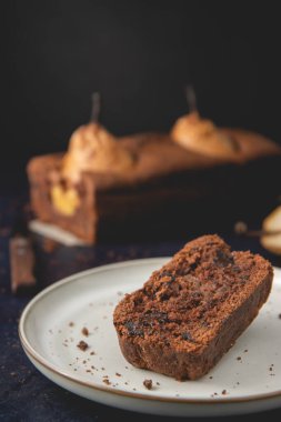 Tabakta haşlanmış armutlu ev yapımı vejetaryen çikolatalı kek. Sonbahar pastası.