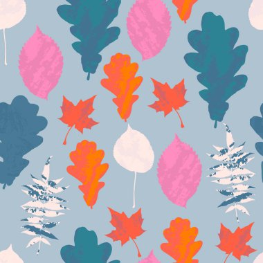 Çiçeksiz desenli, sonbahar grunge mavisi, kırmızı, turuncu, beyaz, pembe ağaç yapraklı pastel mavi arka plan. Akçaağaç, Karaağaç, Meşe, Aspen desenli yapraklar. Vektör illüstrasyonu.