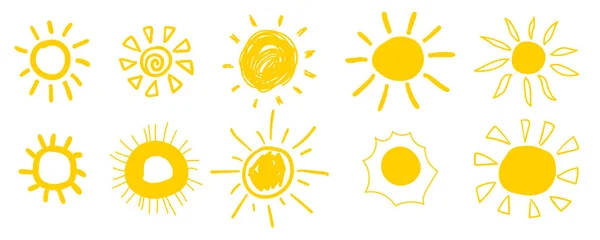 太陽のアイコンをかわす 暑い太陽のコレクションは白で隔離されます 太陽の光で夏のドッドル スケッチの図面 手描きの太陽のオブジェクト ベクターイラスト — ストックベクタ