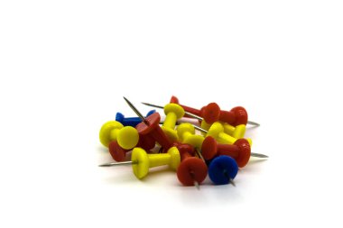 Çok renkli ofis düğmeleri: beyaz arka planda mavi, sarı ve kırmızı