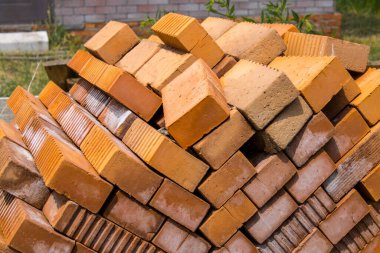 Kırmızı tuğla yığını çimlere yakın.