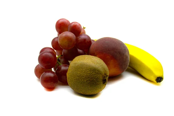 Kiwi Beere Trauben Pfirsich Und Banane Großaufnahme Isoliert Auf Weißem — Stockfoto