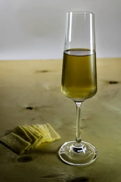 Glas Wijn Met Plakjes Kaas Een Houten Ondergrond — Stockfoto