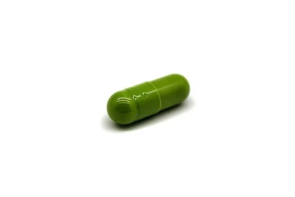 Cápsula Medicinal Verde Perto Isolada Sobre Fundo Branco — Fotografia de Stock
