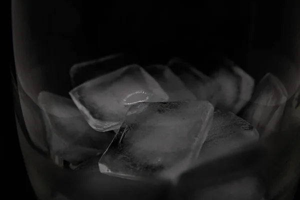 Glas Mit Schmelzenden Eiswürfeln Nahaufnahme Auf Schwarzem Hintergrund — Stockfoto