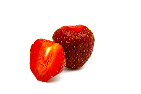 Eine Ganze Erdbeere Und Eine Halbe Nahaufnahme Isoliert Auf Weißem — Stockfoto