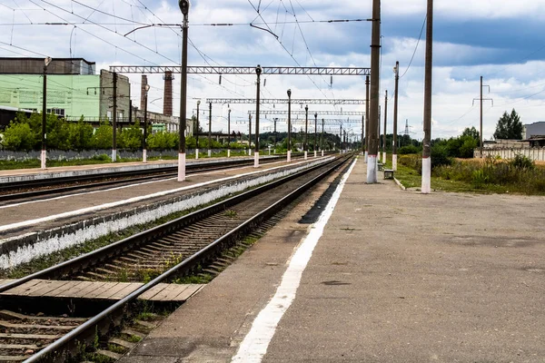 Залізничні Колії Вздовж Старого Паркану Красивий Пейзаж Блакитне Небо — стокове фото