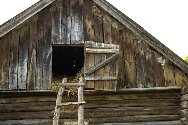 Een Oude Zolder Met Een Houten Trap Hooi Een Dorpshuis Stockfoto