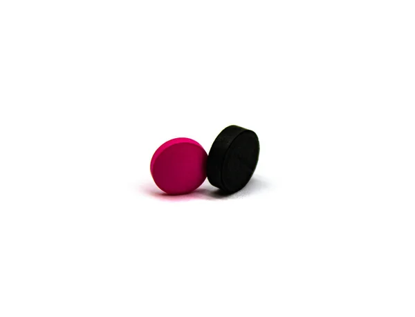 Roze Zwarte Tabletten Van Dichtbij Geïsoleerd Een Witte Achtergrond Rechtenvrije Stockfoto's